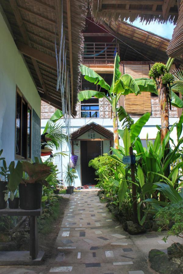 Footprints Homestay (Adults Only) General Luna  Esterno foto